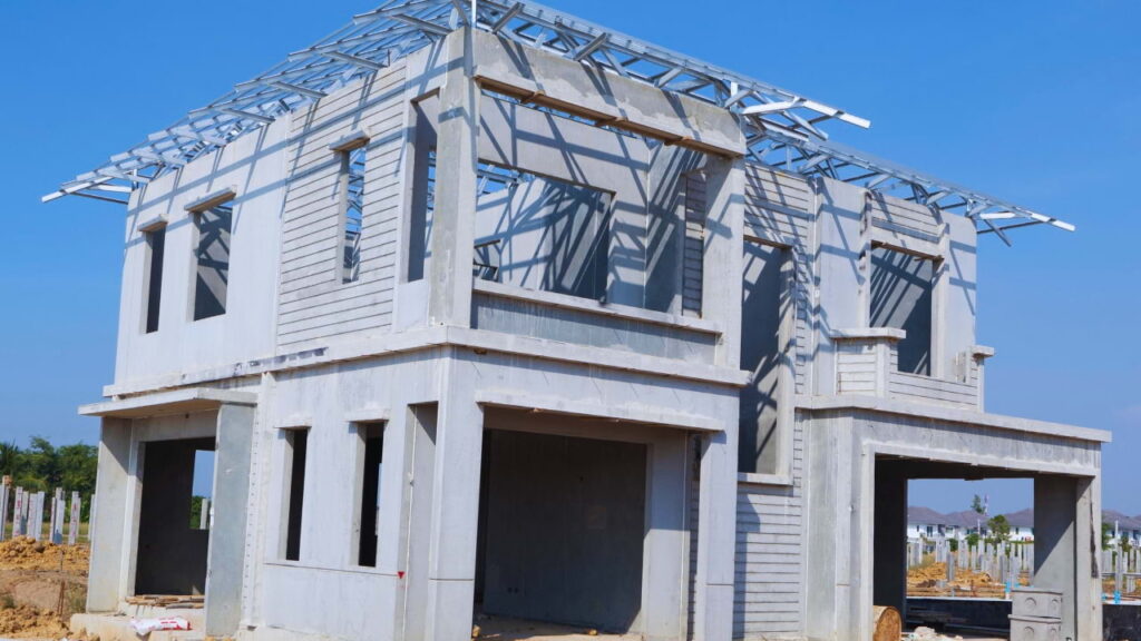 Casa em construção com estrutura metálica exposta, ilustrando a importância do planejamento de obra para controle de custos